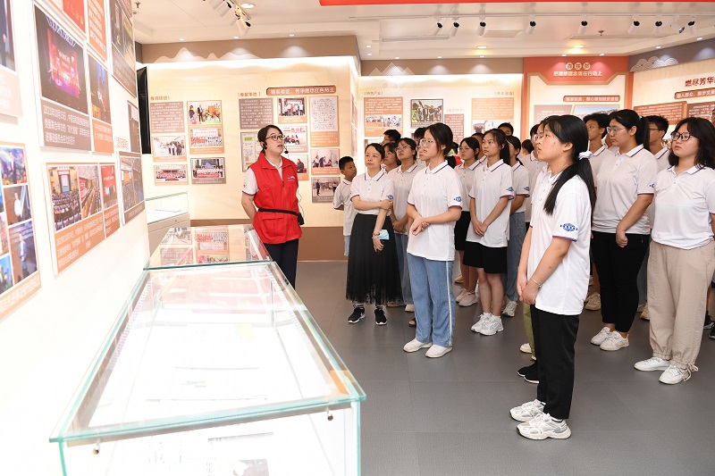2022年8月13-14日，组织20余名革命老区优秀中学生，走进MK(中国)开展“致敬时代楷模，争当国之栋梁”的研学活动，同时前往安徽名人馆、安徽创新馆参观学习（1）